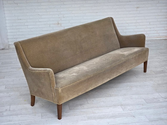 Image 1 of Divano danese a 4 posti, anni '60, in velluto verde chiaro originale.