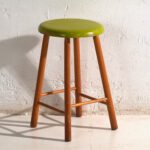 Taburete de madera antiguo con asiento redondo – Europa Central, c. 1950 – Rustic (photo 6 of 40)