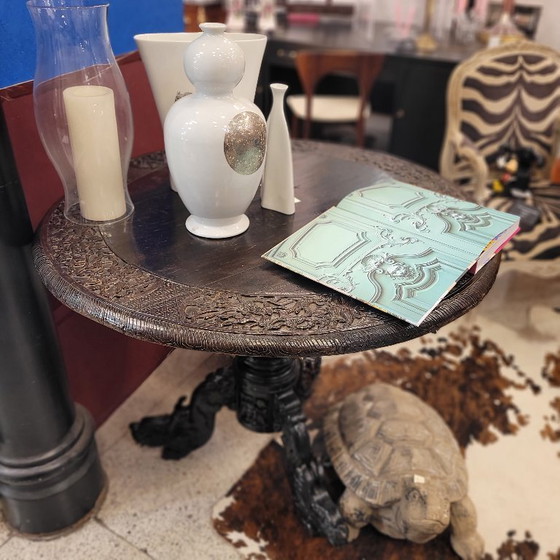 Image 1 of Table basse en bois de padouk sculpté de dragons, style anglo-indien, XIXe siècle.