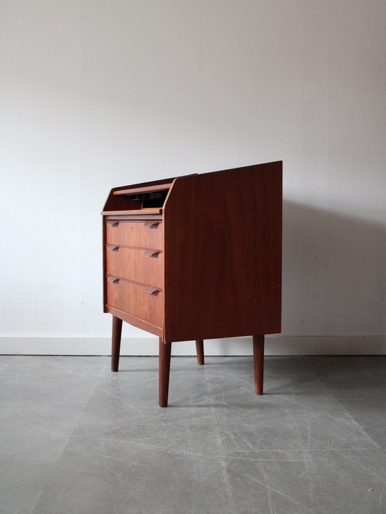 Image 1 of Coiffeuse danoise vintage en teck