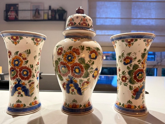 Three-Piece Hand-Painted Delft Polychrome Cabinet Set in Excellent Condition – Vases, Ceramic (photo 8 of 10)