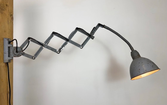 Image 1 of Grijze industriële wandlamp met flexibele arm van Elektroinstala, jaren 60.