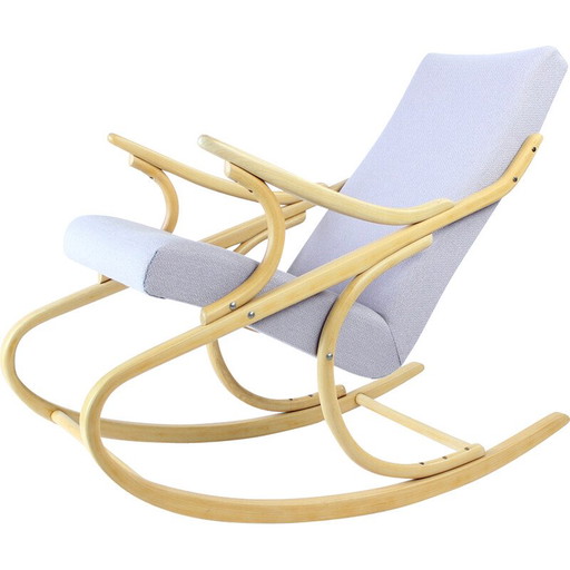 Sillón mecedor de mediados de siglo en madera de roble claro de Ton, Checoslovaquia, década de 1960
