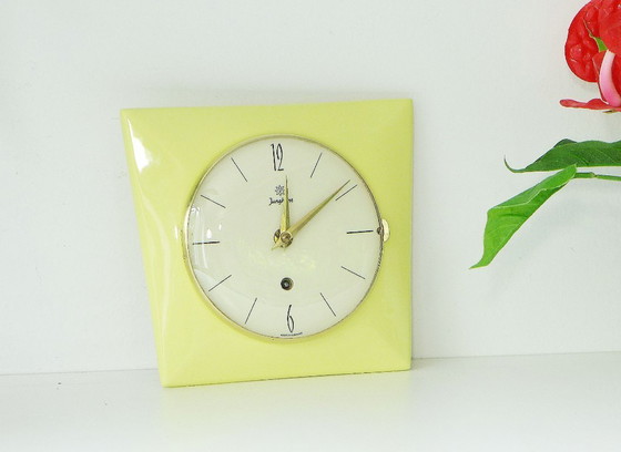 Image 1 of Orologio da cucina vintage JUNGHANS, orologio meccanico, orologio da parete, in ceramica, giallo, anni '50/'60, ATOMIC
