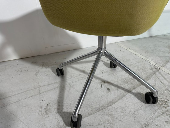 Sillón Muuto Fiber amarillo verdoso - Base giratoria con ruedas – Sillones, Textile (photo 4 of 6)