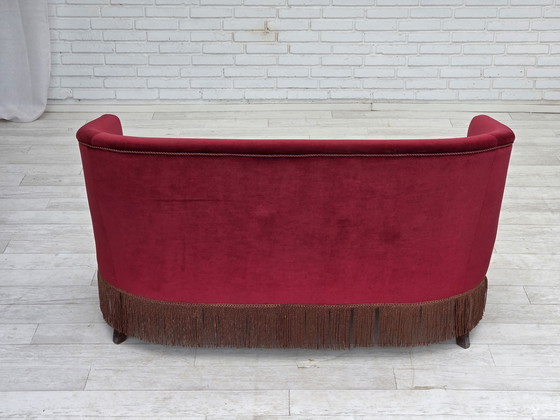 Image 1 of Sofá danés de dos plazas, años 60, terciopelo rojo, patas de madera de fresno.