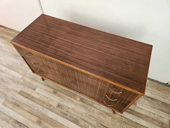 Image 1 of Commode des années 1950 recouverte de noyer avec poignées en laiton