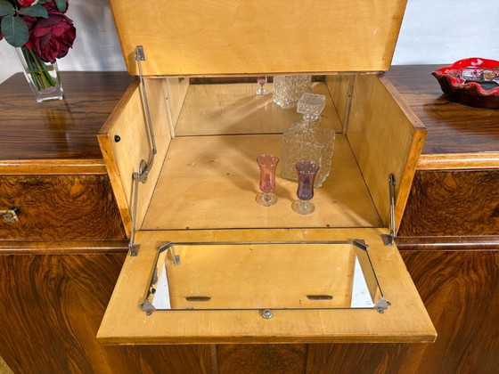 Image 1 of Credenza da cocktail Art Deco inglese in radica di noce – Circa anni '30 Una splendida credenza da cocktail originale inglese Ar