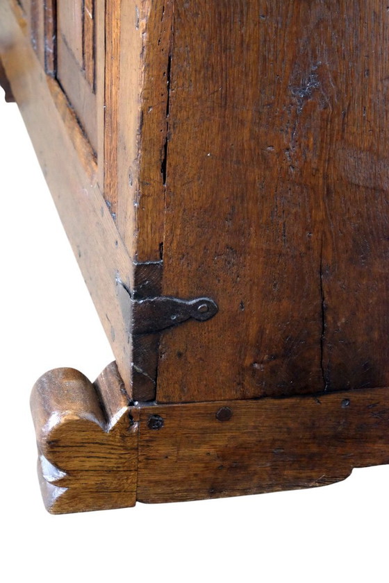 Image 1 of 18de eeuwse Hollandse eikenhouten kist. 