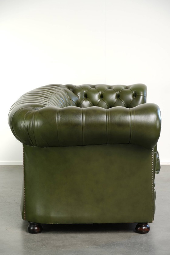 Très beau canapé Chesterfield 2,5 places en cuir de vachette vert de style anglais avec un superbe look (photo 2 of 13)