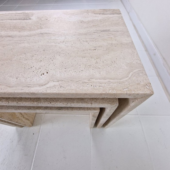 Image 1 of Italienische Beistelltische aus Travertin mit Rillenmuster aus den 1980er Jahren – 3er-Set