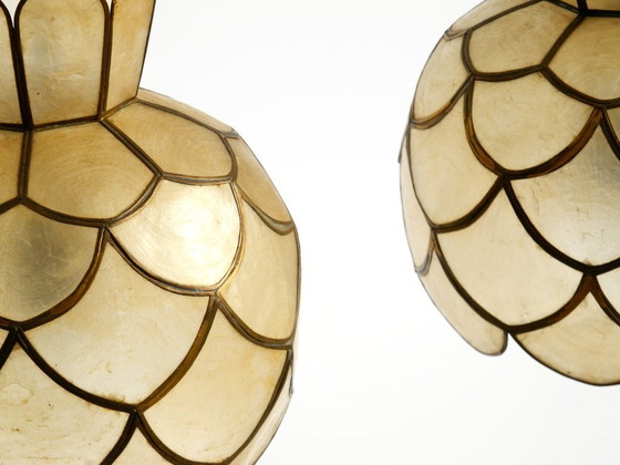 Image 1 of Zwei sehr elegante, atemberaubend schöne Pendelleuchten im Mid-Century-Modern-Stil aus Capiz-Muscheln