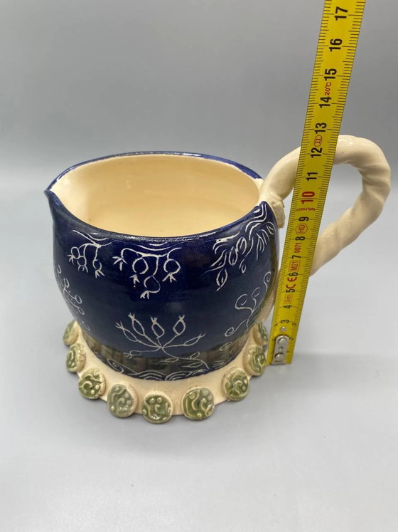 Keramikkrug, signiert Terre à Terre, kobaltblaue Sgraffito-Verzierung, Unikat – Geschirr, Ceramic (photo 8 of 8)