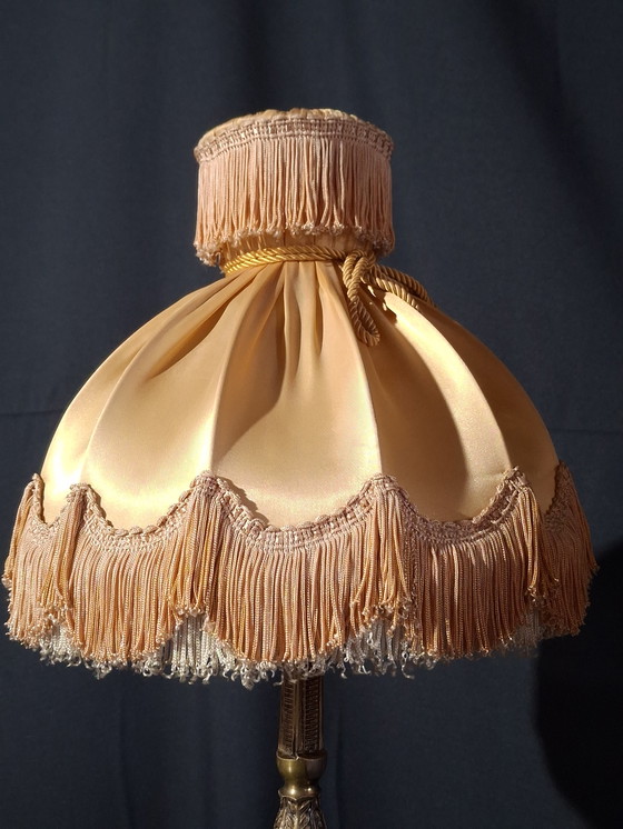 Image 1 of Coppia di lampade da tavolo in stile Luigi XVI, in ottone con paralumi con frange – anni '70