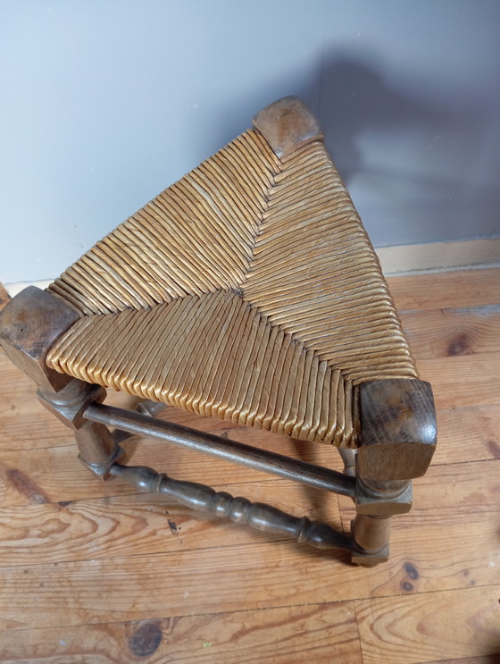 Image 1 of Dreibeiniger Hocker aus geschnitztem Massivholz, Sitzfläche aus Stroh, Neo-Baskischer Stil, Frankreich