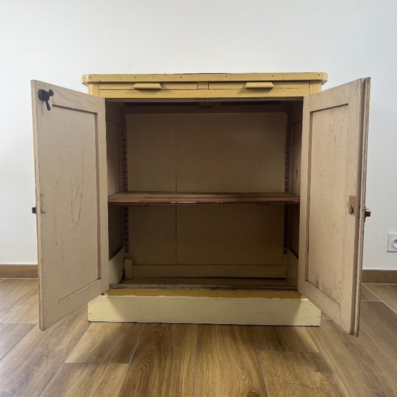 Image 1 of Antiek botergeel keukendressoir, eind 19e - begin 20e eeuw