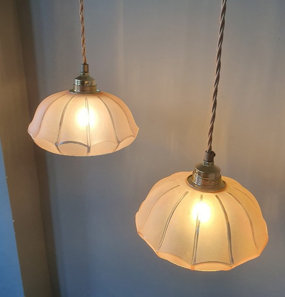 Image 1 of Ensemble de 2 suspensions vintage en verre opalin rose pastel, élégantes en forme de rosace.