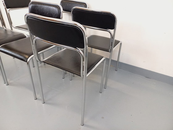 Image 1 of Suite de 6 chaises italiennes empilables vintage en métal chromé et skai noir des années 70 80