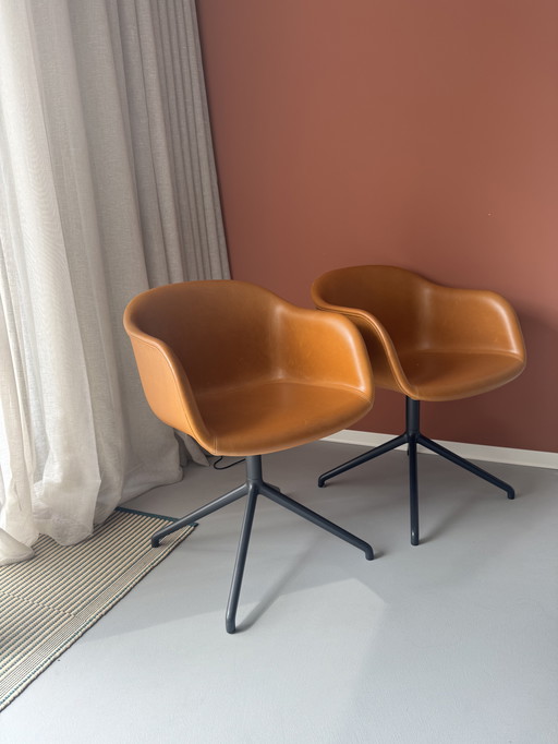 2x Muuto Fiber lederen eetkamerstoel met arm. Swivel (automatic return) onderstel