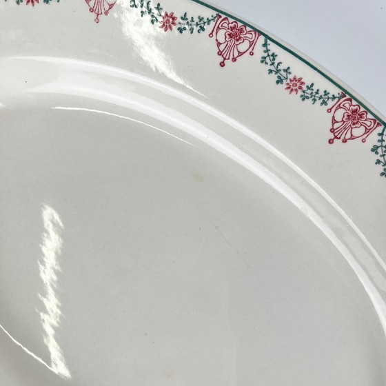 Image 1 of Plat oval Longwy, motif à guirlande rose et vert, début XXe s.