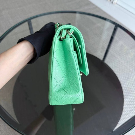 Image 1 of Chanel Classic Flap Medium - Caviar 25CM Gewatteerd Groen Goudkleurige Hardware Serie 27