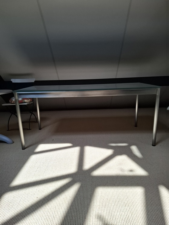 Image 1 of Tavolo in cromo con piano in vetro lattimo