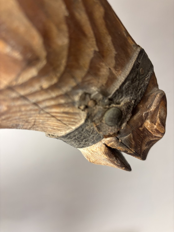 Image 1 of Antico cavallo da tiro in legno su slitta con rivestimento in tessuto e pelle – circa fine XIX/inizio XX secolo