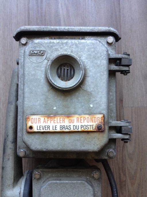 Altes Klingeltelefon, industrieller SNCF-Bahnhof