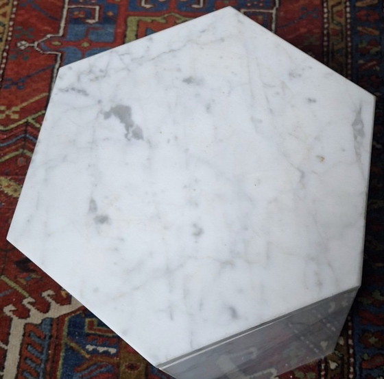 Image 1 of Tavolino laterale con piedistallo monolitico esagonale in marmo di Carrara italiano