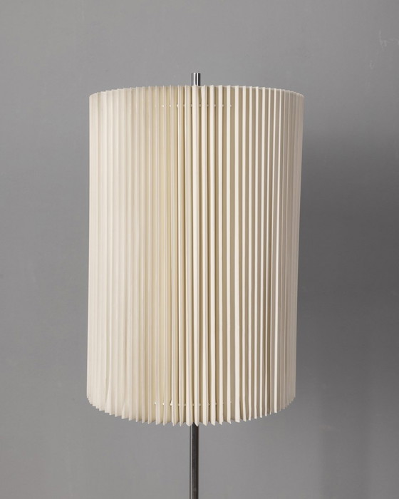 Image 1 of  Pagina 1 van 9 Vintage vloerlamp uit 1960 in metaal en geplooide kap Italiaans ontwerp