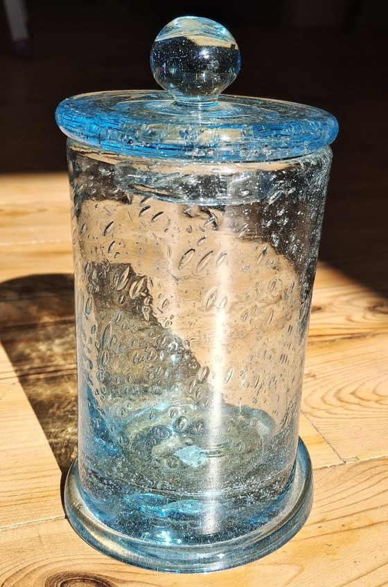 Image 1 of Porta caramelle per bambini meritevoli in vetro a bolle di Biot, noto come barattolo da farmacia, con il suo coperchio