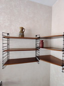 Scaffale angolare originale Tomado Holland – Impiallacciatura in teak – Condizioni eccellenti (design anni '60)


