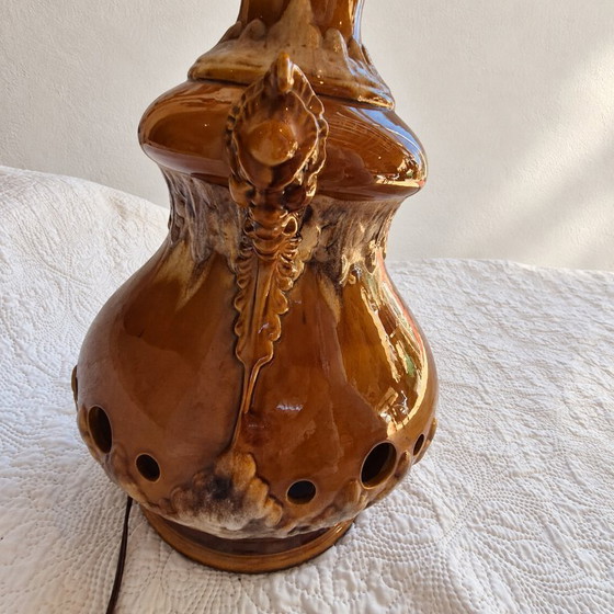 Große Karamell- und Creme-Emaille-Keramiklampe – Reliefdekor und Doppelbeleuchtung – Tischlampen, Ceramic (photo 6 of 9)