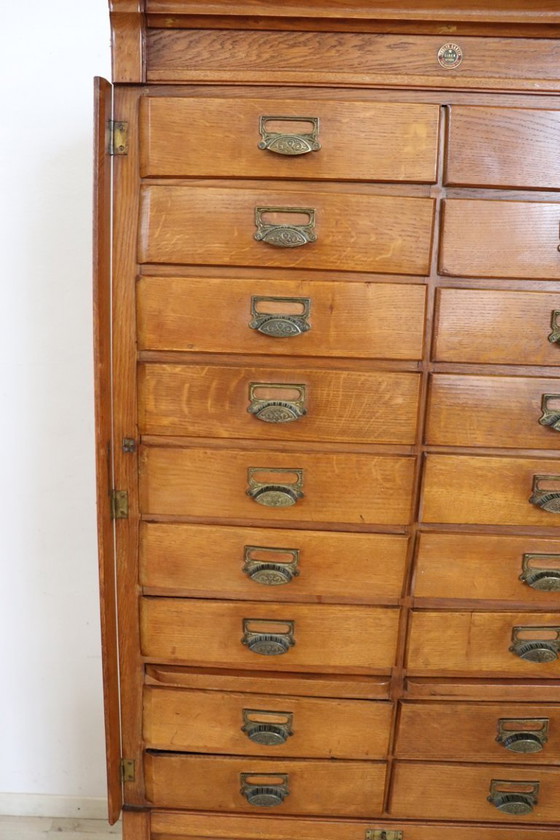 Image 1 of Archiefkast met 18 laden en luikdeur in eikenhout, Italië jaren 20