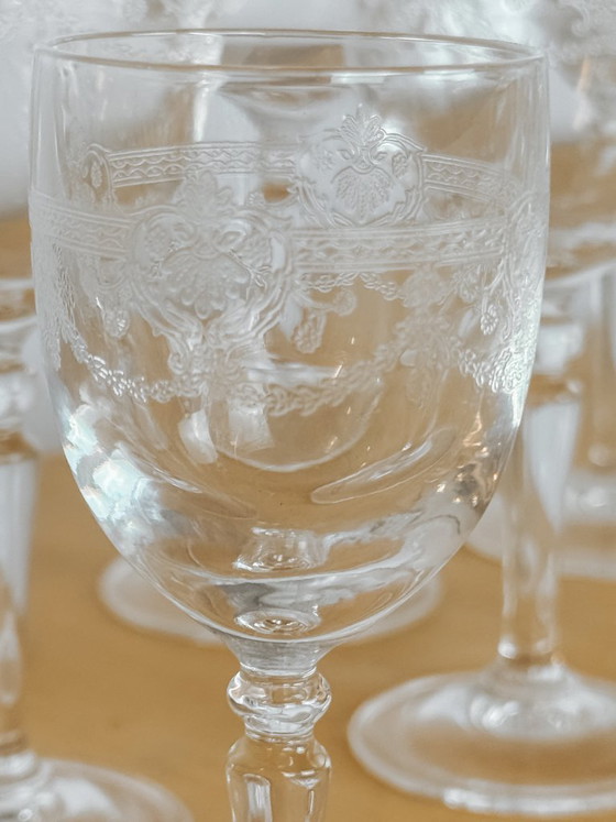 Image 1 of Set di 12 bicchieri da vino vintage con dettagli intagliati