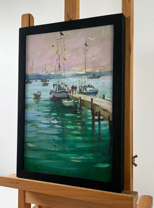Pintura al óleo original: Paisaje costero vespertino donde los barcos descansan en el muelle.