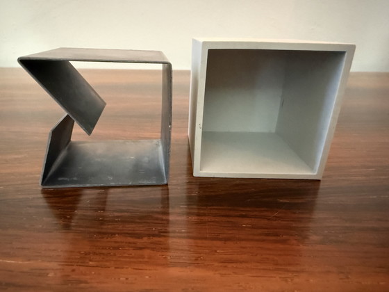 Image 1 of Objeto de diseño italiano compacto de Danese Milano, realizado en forma de cubo claro.