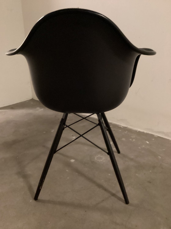Vitra Eames DAW chair . Charles en Ray Eames – Eetkamerstoelen, Polyester, Wol (photo 5 of 8)