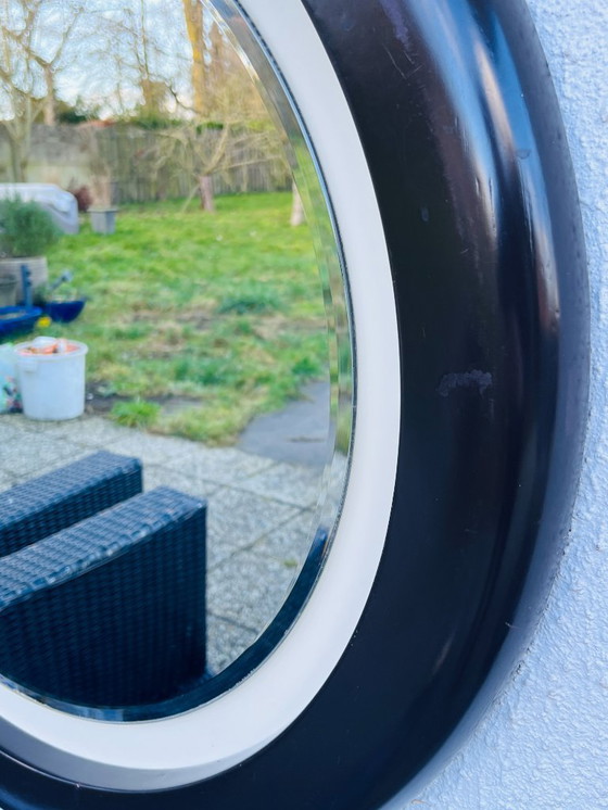 Image 1 of Specchio rotondo vintage in resina marrone – design modernista degli anni '70