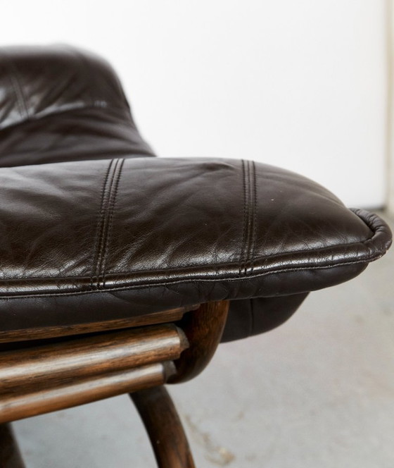 Image 1 of Fauteuil en voetenbank van bamboe en leer