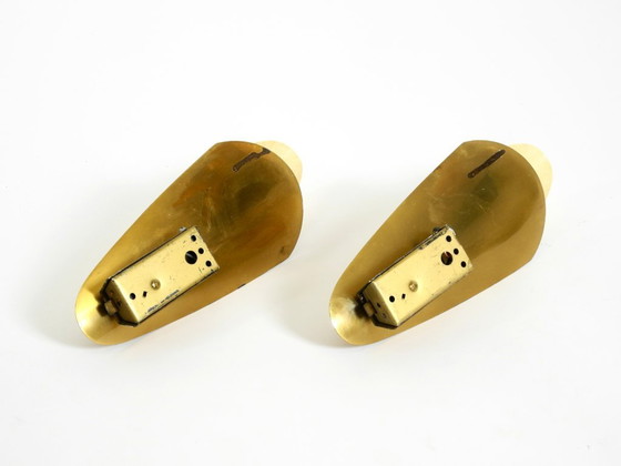 Image 1 of Una coppia di bellissime applique da parete in ottone in stile Mid-Century Modern con paralumi in fibra di vetro.