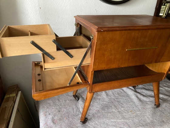 Image 1 of Vintage naaikar uit de jaren 60 - naaitafel - naaikast - op wielen - 3520 - Erzgebirge