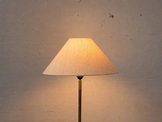 Image 1 of Lampadaire élégant en laiton avec abat-jour en tissu, années 1990
