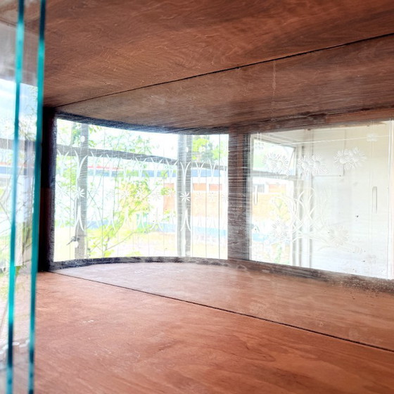 Image 1 of Art-deco stijl hangvitrine met bloemgravure