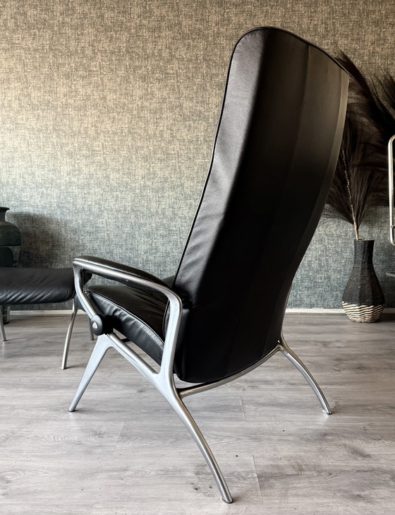 Image 1 of Poltrona lounge James Stressless con poggiapiedi in pelle nera e alluminio