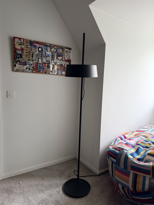 La Relco modern height-adjustable floor lamp