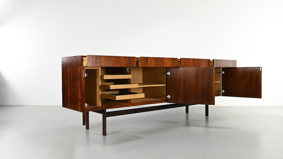 Image 1 of Ib Kofod-Larsen, Rozenhout Credenza. Denemarken, ca.1960