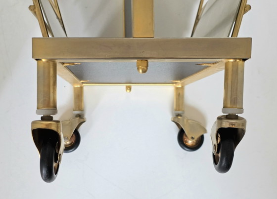 Présentoir à magazines vintage Hollywood Regency en laiton sur roulettes – Porte-revues, Brass, Plexiglass (photo 11 of 15)