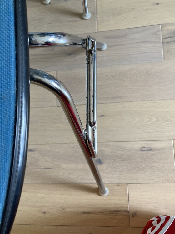 3 sedie da pranzo Eames in fibra di vetro di Vitra – Metal, Chrome (photo 10 of 15)