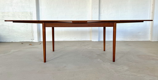 Table de salle à manger danoise en teck du milieu du siècle par AR Møbler.